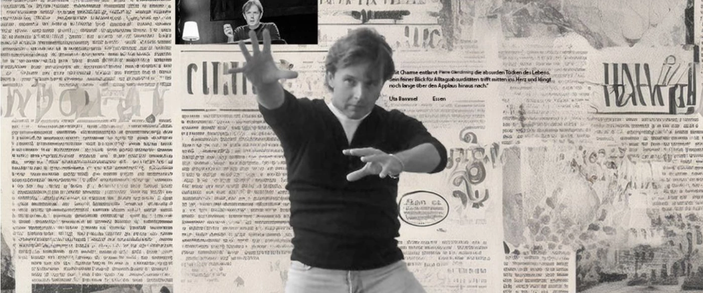 Pierre Glendinning in Schamanenpose vor Zeitungsartikeln