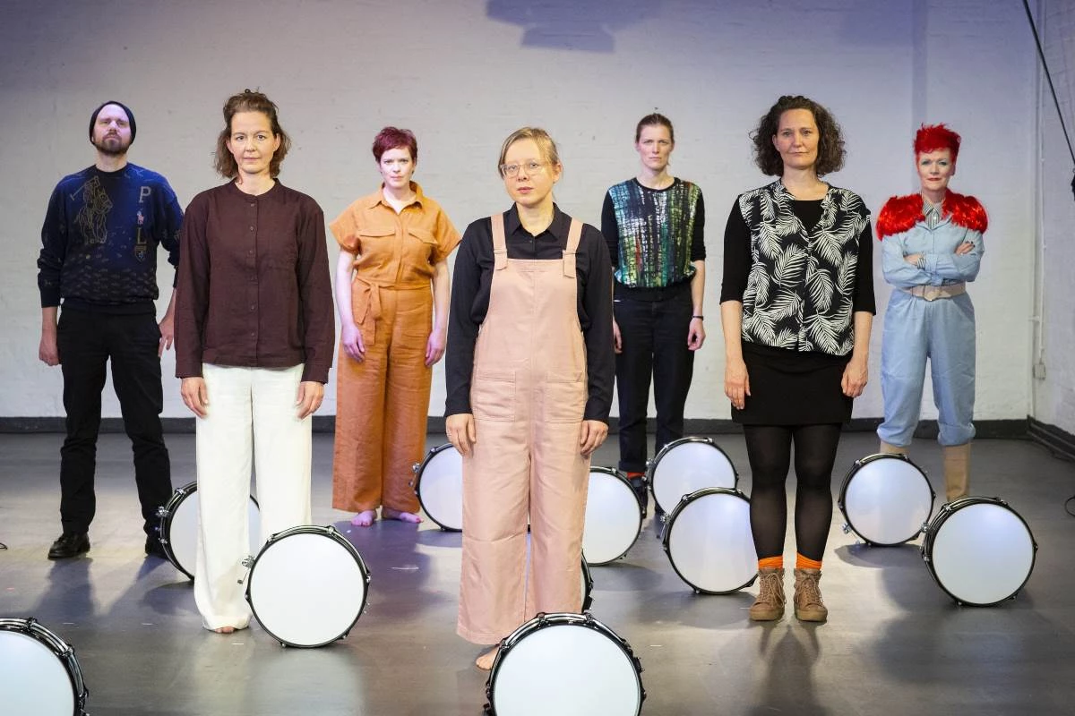 Let's sing another song! – Protest! – Freies Werkstatt Theater Bühne Kellergeschoss
