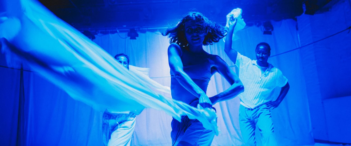 TOUCH THE LINE – Freies Werkstatt Theater Bühne Erdgeschoss
