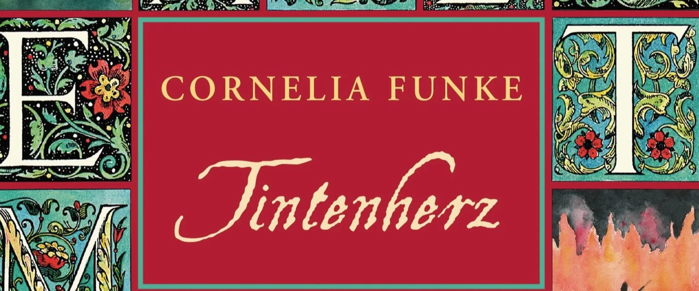 Farbenreich gestaltetes Buchcover von Cornelia Funkes „Tintenherz“. Auf rotem Grund sind verzierte Initialen mit Pflanzen, Ti
